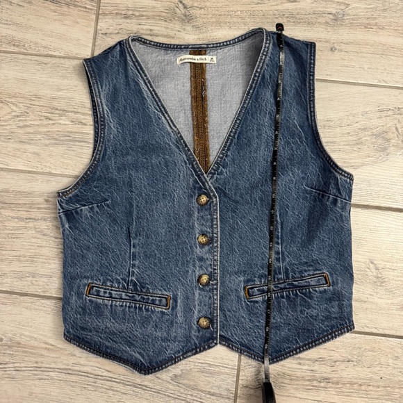 The A&F Mara Denim Vest - Picture 5 of 6